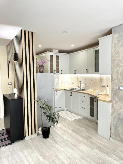 Great Apartament Near Lake & Blloku Area Tirana Exterior photo